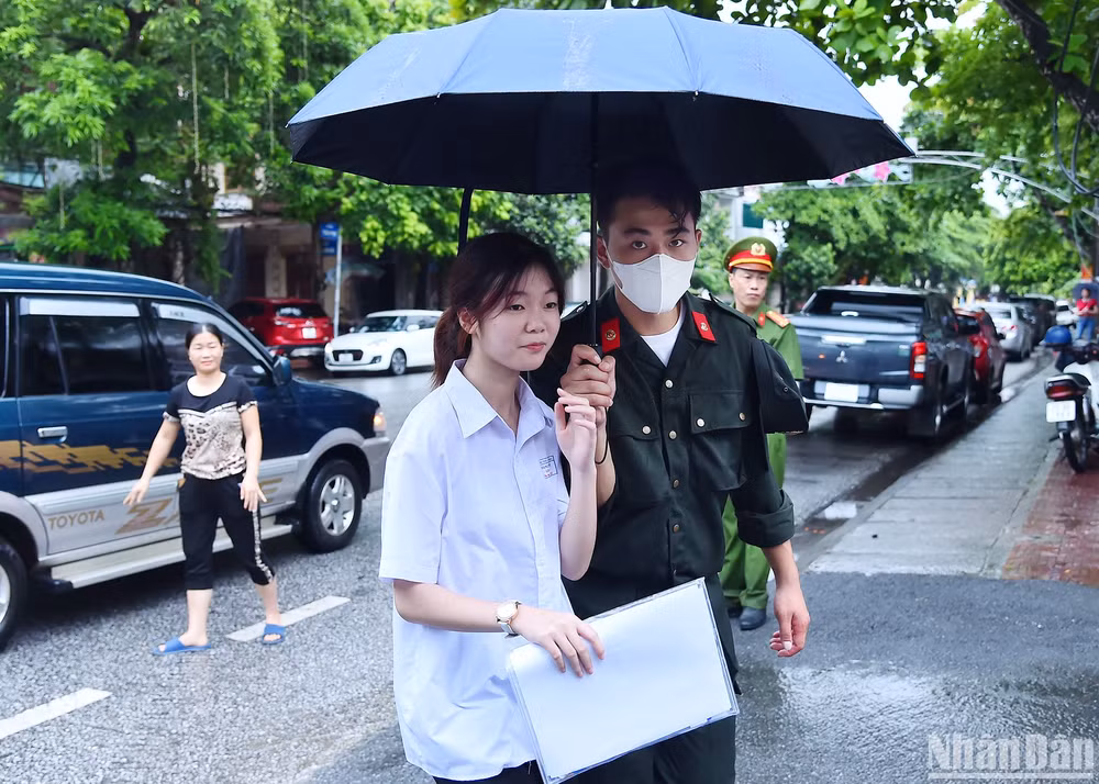 Do điều kiện thời tiết, mọi công tác chuẩn bị nhằm hỗ trợ thí sinh tại điểm trường được các lực lượng thanh niên tình nguyện, công an lên kế hoạch chi tiết, cẩn thận nhằm không gây khó khăn cho thí sinh và người nhà nhưng vẫn bảo đảm an toàn, không gây mất trật tự cho địa điểm thi.