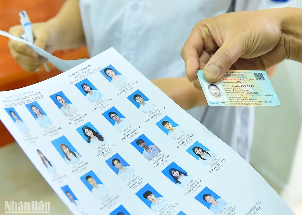 Công tác kiểm tra diễn ra cẩn thận nhưng nhanh chóng nhằm bảo đảm tâm lý thoải mái cho các em học sinh trước khi bắt đầu bài thi môn Ngữ Văn.