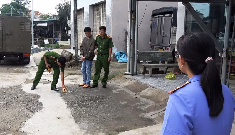 Thực nghiệm hiện trường vụ cướp giật tài sản tại tiệm vàng Hồng Thủy 2.