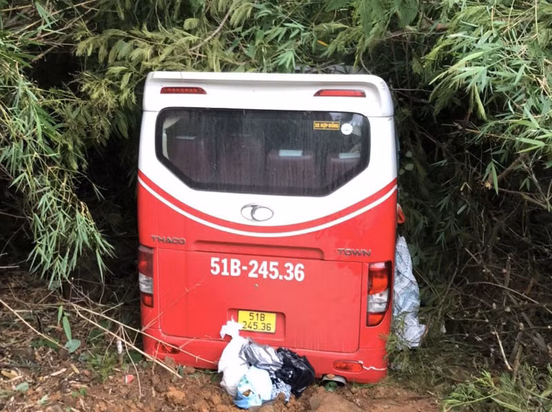 Hiện trường xe khách lao xuống vực đèo Đại Ninh. (Ảnh CTV)