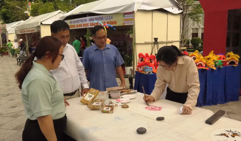 Vẽ tranh thủy mặc và thư pháp tại buổi khai mạc Tuần lễ văn hóa quận 5 năm 2023.