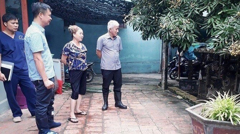 Đoàn công tác kiểm tra việc nuôi nhốt chó tại một hộ gia đình trên địa bàn xã Mê Linh (huyện Mê Linh, TP Hà Nội).