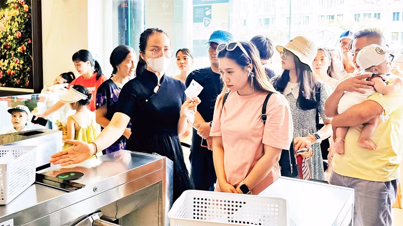 Du khách dùng vé điện tử quét mã QR khi tham quan Bảo tàng Quảng Ninh. 