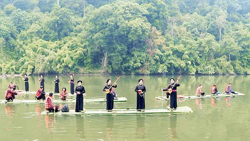 Bơi mảng hát then trên hồ Nà Nưa, một hoạt động thu hút khách du lịch.
