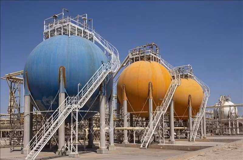 Bể chứa dầu tại 1 nhà máy dầu khí ở Khor al-Zubair, Iraq. (Ảnh: AFP/TTXVN)