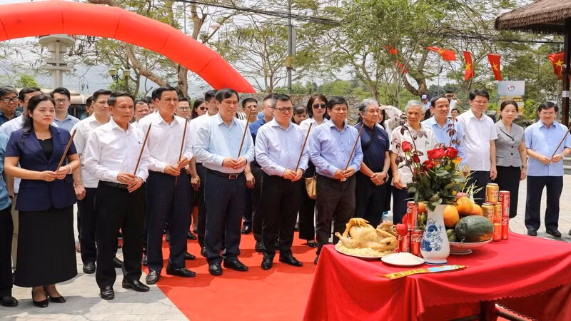 Đồng chí Lê Quốc Minh và đoàn dâng hương tưởng nhớ các học viên Trường dạy làm báo Huỳnh Thúc Kháng.