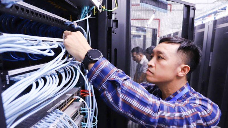 Nhân viên Trung tâm Công nghệ thông tin (Sở Thông tin và Truyền thông) kiểm tra, bảo dưỡng hệ thống mạng chuyên dùng cho hoạt động của các hệ thống dịch vụ công trực tuyến trên địa bàn tỉnh.