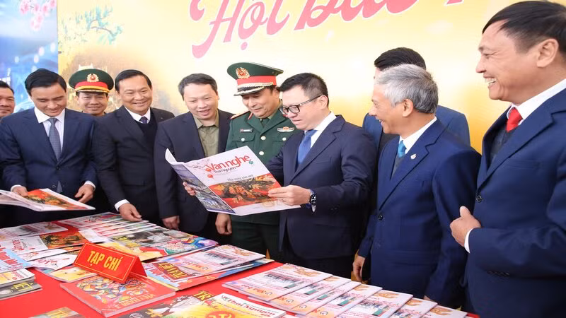 Đồng chí Lê Quốc Minh, Ủy viên Trung ương Đảng, Tổng Biên tập Báo Nhân Dân, Phó Trưởng Ban Tuyên giáo và Dân vận Trung ương, Chủ tịch Hội Nhà báo Việt Nam và các đồng chí lãnh đạo tham quan Hội báo Xuân Ất Tỵ 2025 được tổ chức tại ATK Định Hóa.