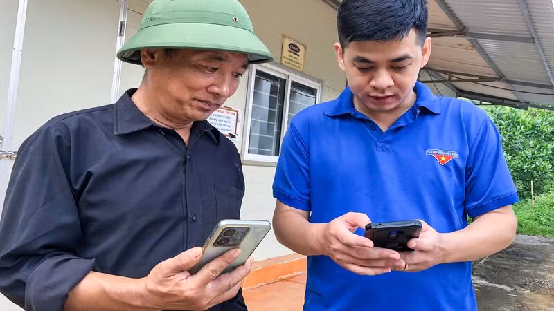 Tỉnh Thái Nguyên tổ chức tổ công nghệ số cộng đồng ở các thôn, xóm, tổ dân phố hướng dẫn người dân tiếp cận dịch vụ công trực tuyến.