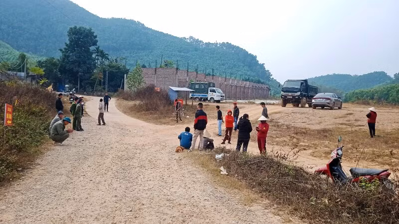 Một số người dân bị lôi kéo không cho nhà đầu tư chở vật tư, vật liệu đi ngang qua mặt đường bê tông vào triển khai Dự án Khu du lịch sinh thái, văn hóa Đá Thiên