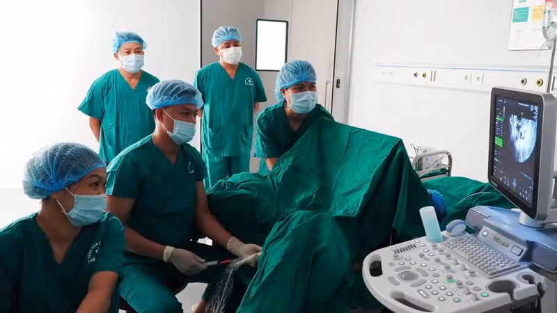 Bác sĩ, nhân viên y tế Bệnh viện Trung ương Thái Nguyên thực hiện kỹ thuật thụ tinh trong ống nghiệm IVF.