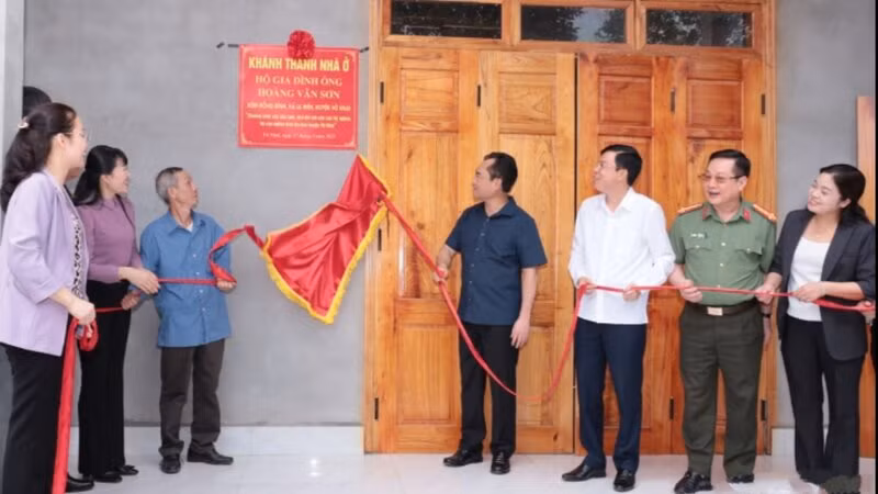 Các đại biểu và người dân dự lễ khánh thành một công trình nhà ở được xây mới trong chương trình.