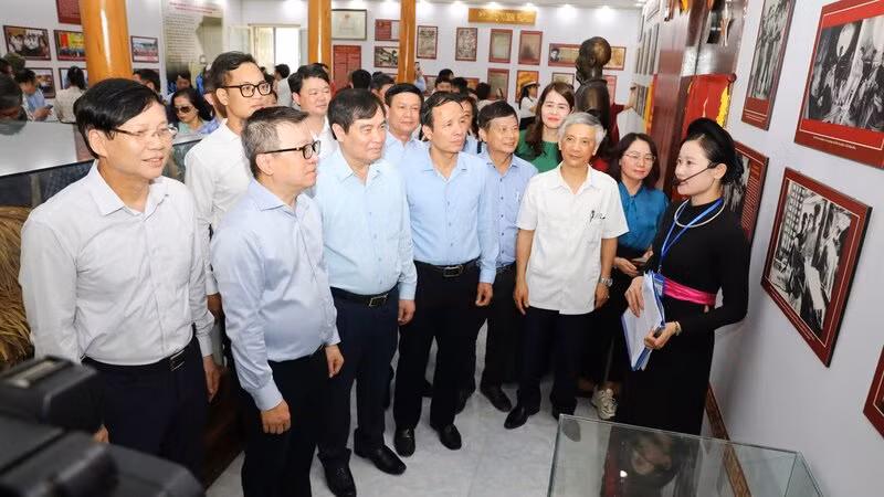 Các đại biểu tham quan Di tích lịch sử quốc gia Trường dạy làm báo Huỳnh Thúc Kháng.