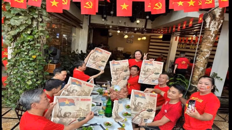 Một số cựu chiến binh tham gia chiến dịch Hồ Chí Minh, nay cư trú ở phường Hoàng Văn Thụ, thành phố Thái Nguyên đón nhận ấn phẩm đặc biệt của Báo Nhân Dân.