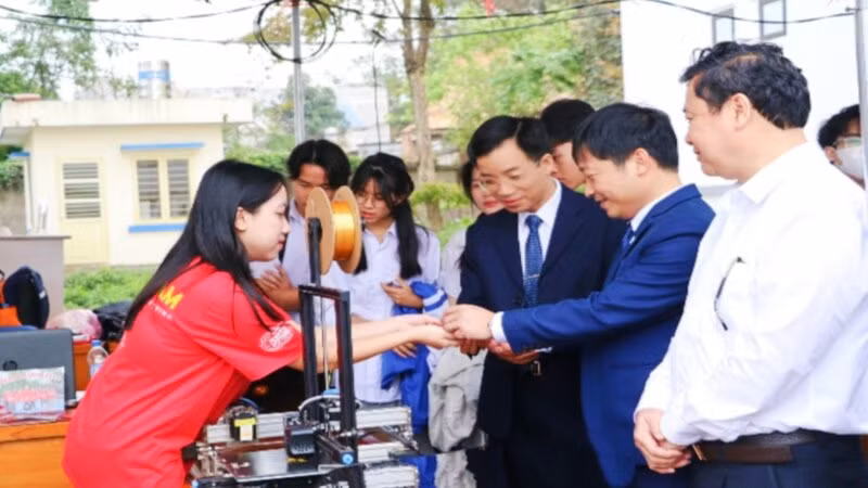 Các đại biểu tham quan các sản phẩm STEM của sinh viên tại Ngày hội STEM năm 2025 dành cho học sinh THPT tỉnh Thái Nguyên.