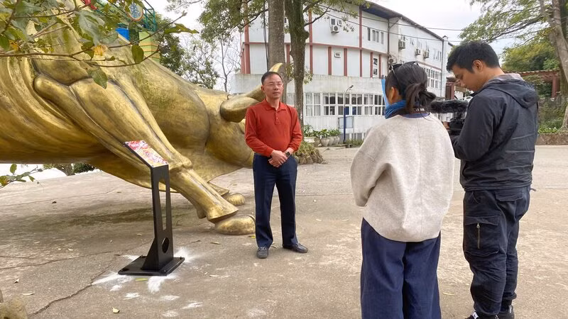 Với bảng gắn chíp NFC mà Báo Nhân Dân lắp đặt, du khách có điểm check-in khi đến hồ Núi Cốc (tỉnh Thái Nguyên).