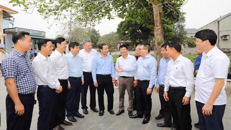 Lãnh đạo Hội Nhà Báo Việt Nam trao đổi nghiệp vụ trong chương trình về nguồn.