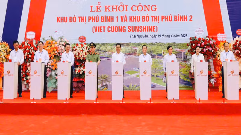 Đồng chí Trịnh Việt Hùng, Ủy viên dự khuyết Trung ương Đảng, Bí thư Tỉnh ủy Thái Nguyên cùng các đại biểu khởi công Dự án Khu đô thị Phú Bình 1 và Dự án Khu đô thị Phú Bình 2.