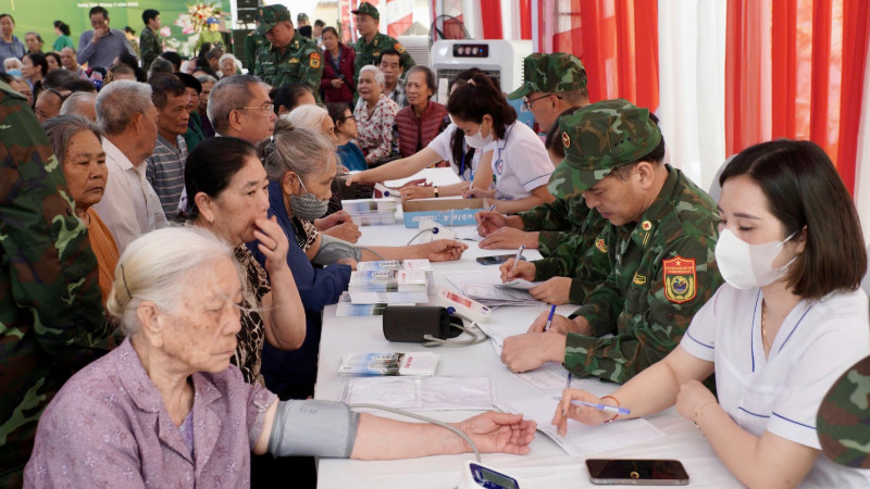 Hoạt động khám chữa bệnh, cấp thuốc miễn phí của quân y hai nước Việt Nam-Trung Quốc.