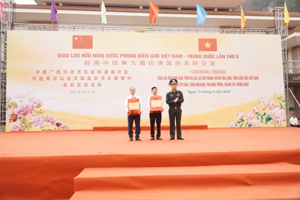 Trung tướng Nguyễn Anh Tuấn, Bí thư Đảng ủy, Chính ủy Bộ đội Biên phòng tặng quà đại diện chính quyền và nhân dân hai bên biên giới.