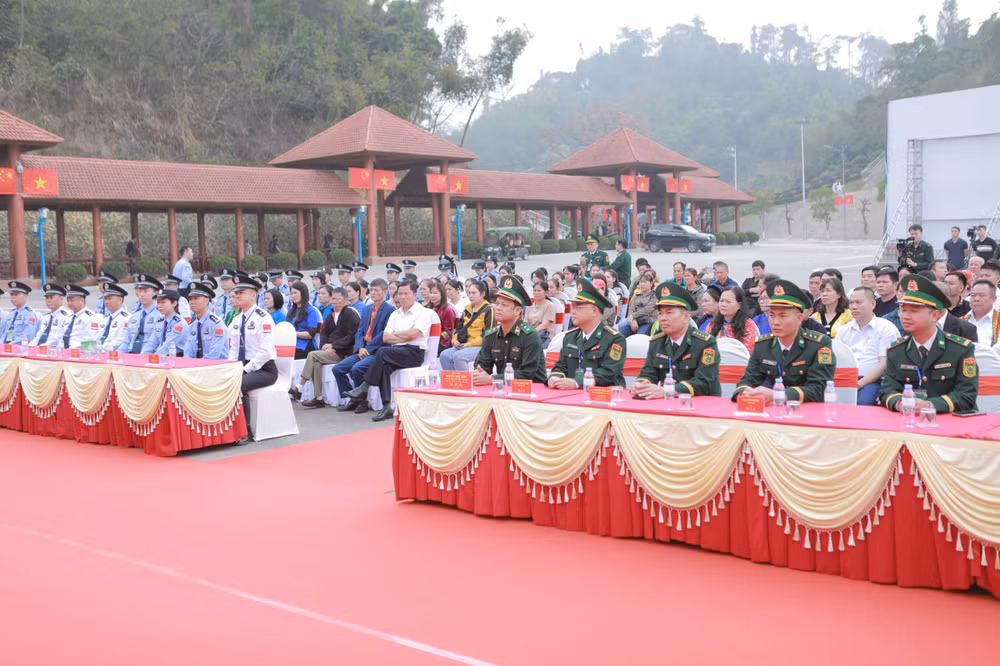 Các đại biểu dự chương trình tuyên truyền phổ biến pháp luật cho nhân dân biên giới.