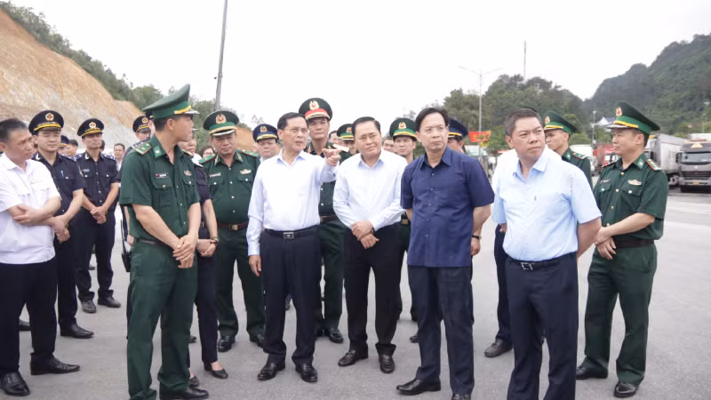 Phó Thủ tướng Bùi Thanh Sơn làm việc với các lực lượng chức năng tại khu vực Cửa khẩu quốc tế Hữu Nghị.