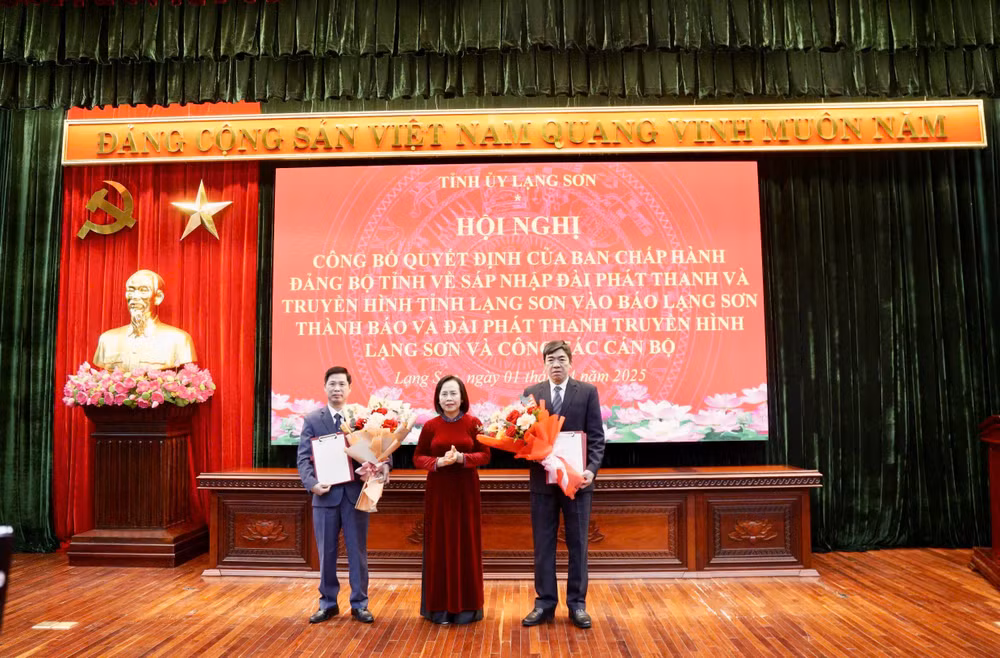 Công bố các quyết định về việc nghỉ hưu trước tuổi đối với các đồng chí Tỉnh ủy viên.