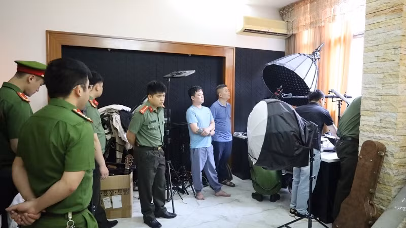 Lực lượng Công an khám xét khẩn cấp chỗ ở đối với đối tượng Lê Việt Hùng. (Ảnh do Công an tỉnh Lạng Sơn cung cấp)