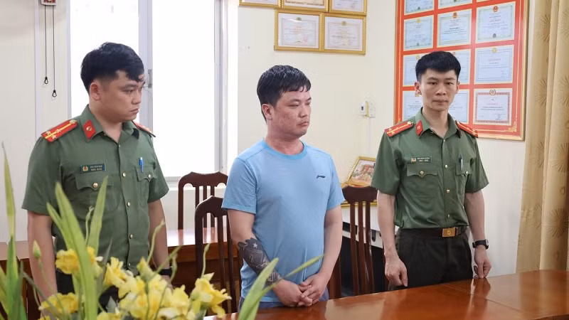 Đối tượng Lê Việt Hùng (ở giữa). (Ảnh do Công an tỉnh Lạng Sơn cung cấp)