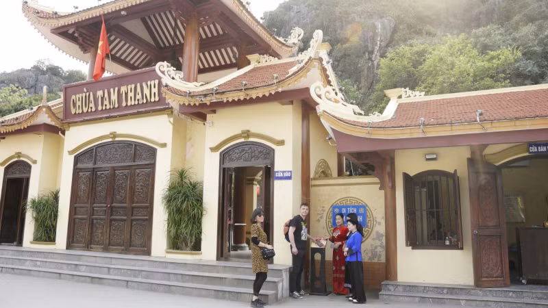 Du khách thích thú trải nghiệm trạm tương tác thông minh của dự án "Yêu lắm Việt Nam" tại Lạng Sơn.