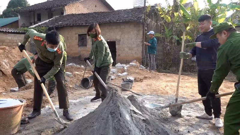 Công An huyện Lộc Bình, tỉnh Lạng Sơn tham gia xây dựng nhà Đại đoàn kết cho nhân dân.