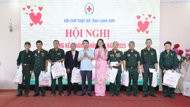 Hội Chữ thập đỏ tỉnh Lạng Sơn tặng quà cho các nạn nhân chất độc da cam. (Ảnh: Anh Tuấn)