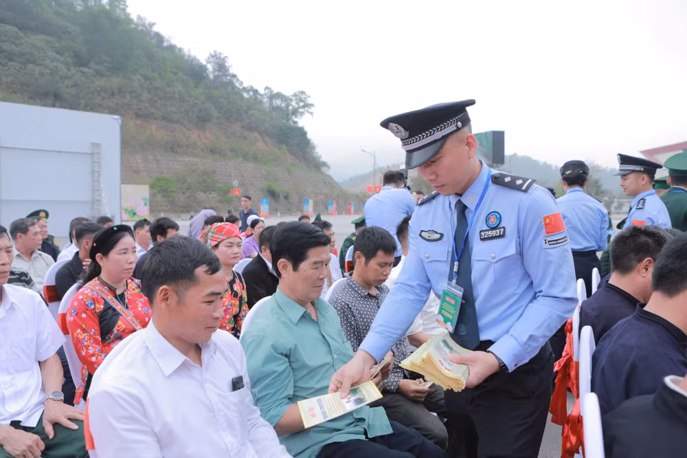 Cán bộ trẻ Tổng trạm Kiểm tra Biên phòng xuất nhập cảnh Quảng Tây (Trung Quốc) phát tờ rơi cho nhân dân biên giới.