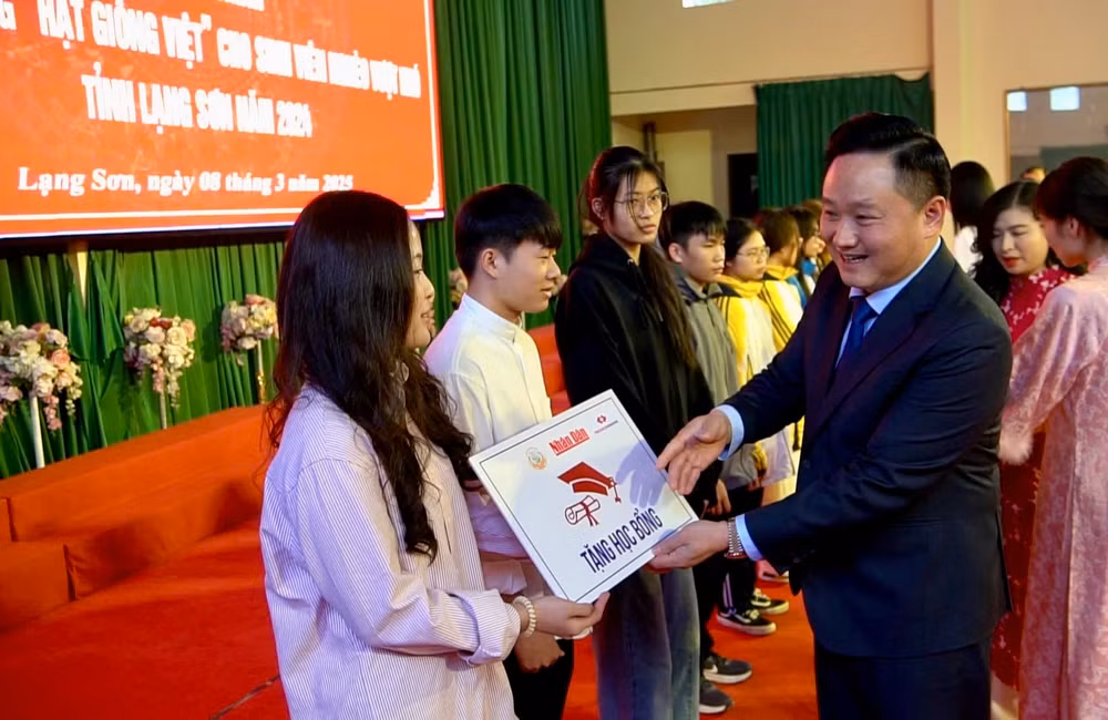 Đồng chí Phan Văn Hùng, Phó Tổng Biên tập Báo Nhân Dân, Chủ tịch Quỹ Hạt giống Việt-Báo Nhân Dân trao học bổng cho các sinh viên.