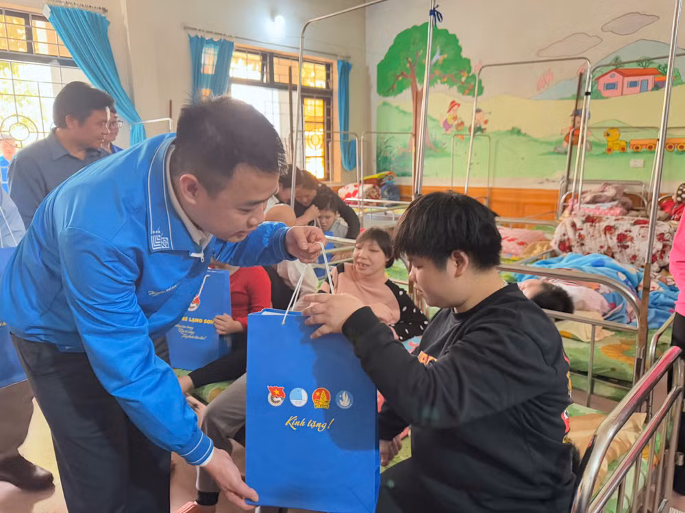 Đại diện lãnh đạo Tỉnh đoàn Lạng Sơn tặng quà cho trẻ em có hoàn cảnh khó khăn ở huyện Tràng Định.