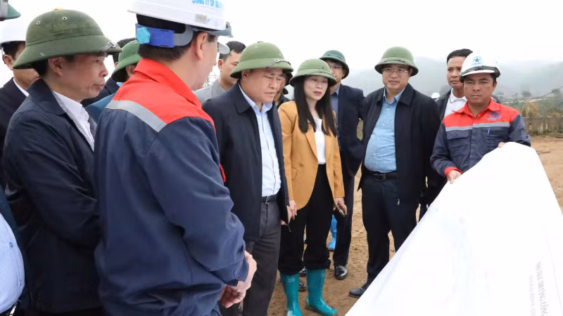 Đoàn công tác của Ủy ban nhân dân tỉnh Lạng Sơn kiểm tra dự án cao tốc cửa khẩu Hữu Nghị-Chi Lăng. 