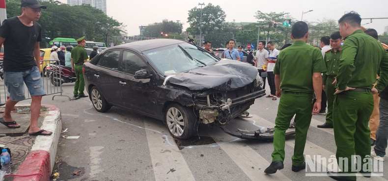 Hiện trường vụ tai nạn đặc biệt nghiêm trọng tại đường Võ Chí Công (Tây Hồ, Hà Nội) chiều 5/4. (Ảnh: Sơn Bách)