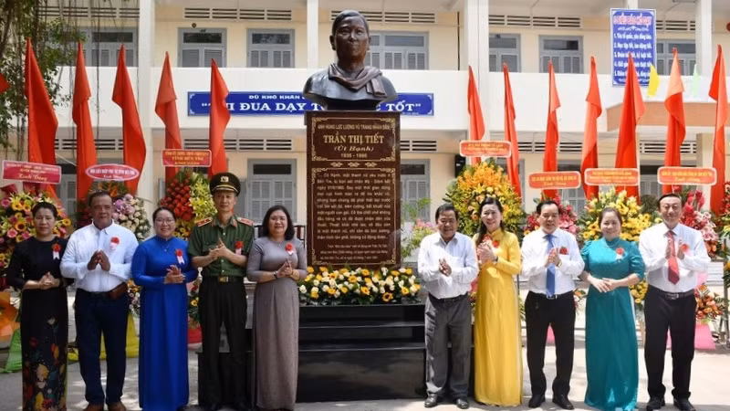 Lãnh đạo tỉnh Bến Tre cùng thân nhân gia đình tổ chức khánh thành tượng chân dung Anh hùng Lực lượng vũ trang nhân dân Trần Thị Tiết