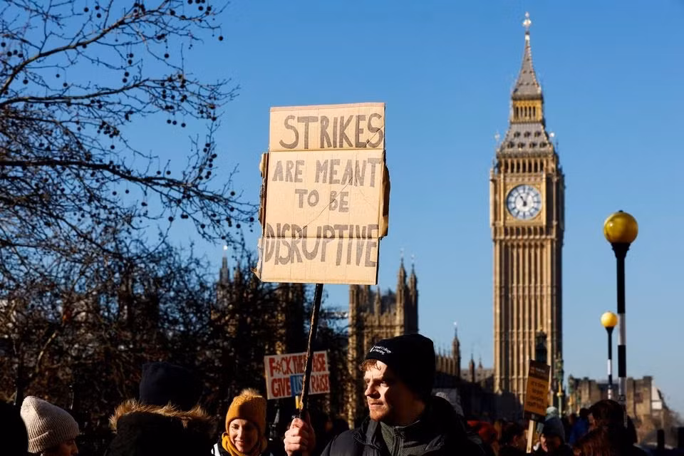 Các y tá đình công bên ngoài Bệnh viện St Thomas, ở London, Anh, ngày 6/2/2023. Ảnh: REUTERS