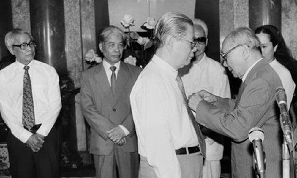 Tổng Bí thư Nguyễn Văn Linh nhận Huân chương Sao Vàng. 