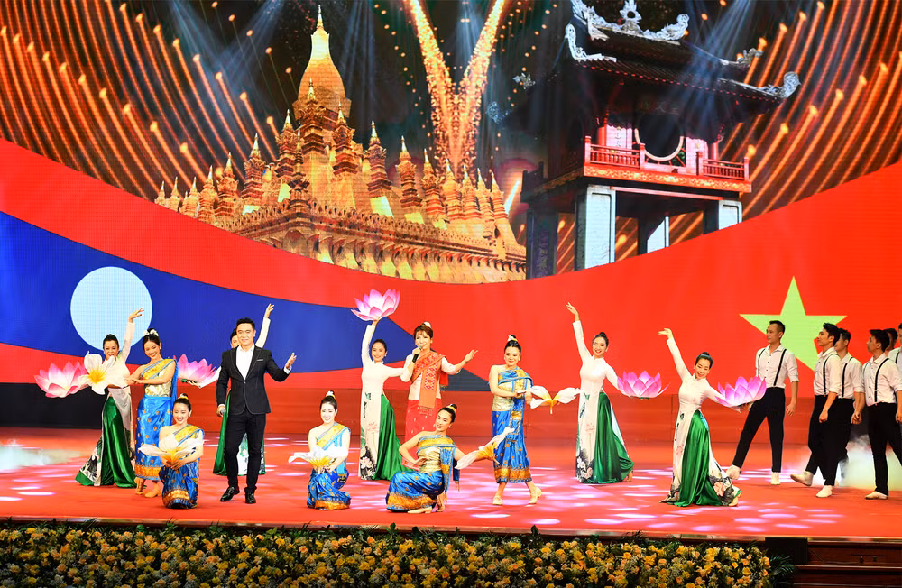 Một tiết mục văn nghệ tại Lễ kỷ niệm 60 năm Ngày thiết lập quan hệ ngoại giao và 45 năm Ngày ký Hiệp ước Hữu nghị và Hợp tác Việt Nam-Lào. Ảnh: Đăng Khoa