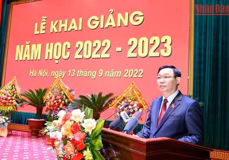 Chủ tịch Quốc hội Vương Đình Huệ phát biểu tại lễ khai giảng. (Ảnh: Duy Linh) 