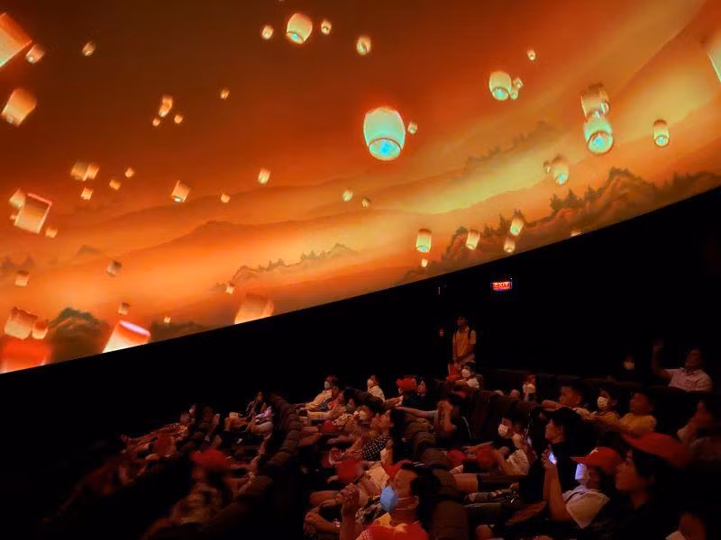 Phòng chiếu hình vũ trụ với đặc trưng là màn hình vòm bán cầu đường kính 12m, khán phòng 80 chỗ ngồi. Đây là điểm nhấn, thu hút đông đảo du khách đến tham quan, trải nghiệm của Tổ hợp.