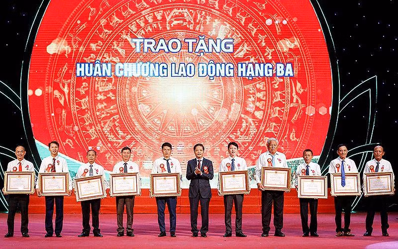 Đồng chí Trần Tuấn Anh trao Huân chương Lao động hạng Ba tặng 10 nông dân có thành tích đặc biệt xuất sắc trong phong trào “Nông dân thi đua sản xuất, kinh doanh giỏi, đoàn kết giúp nhau làm giàu và giảm nghèo bền vững”, giai đoạn 2017-2022.