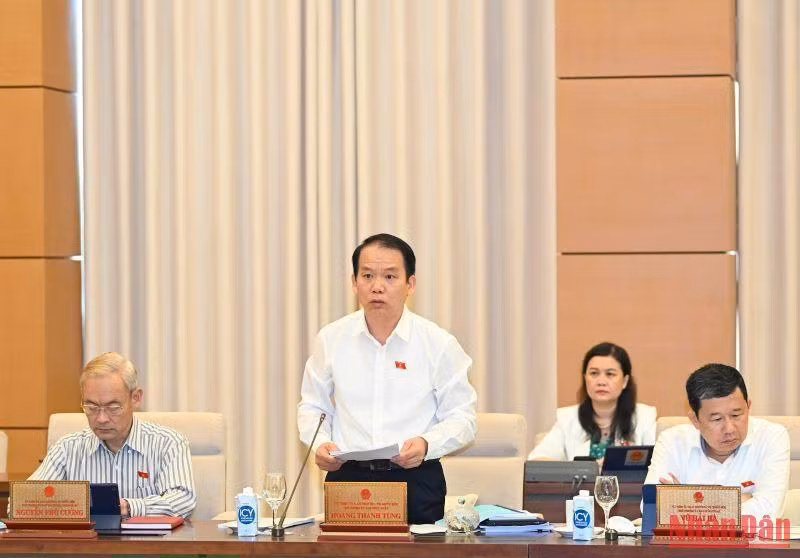 Chủ nhiệm Ủy ban Pháp luật Hoàng Thanh Tùng trình bày báo cáo tại phiên họp.