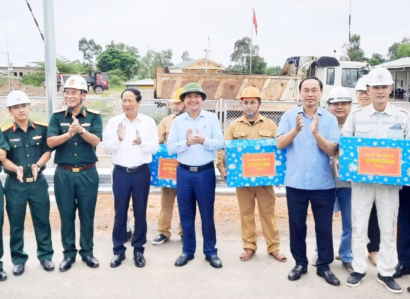Phó Thủ tướng Lê Văn Thành, lãnh đạo Bộ Giao thông vận tải, lãnh đạo tỉnh Quảng Trị thăm, tặng quà các đơn vị thi công cao tốc Cam Lộ-La Sơn, đoạn tỉnh Quảng Trị. 