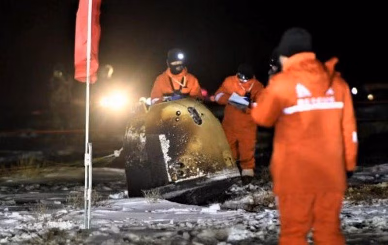 Hình ảnh tàu Hằng Nga 5 khi trở về Trái đất, mang theo các mẫu đất đá thu được từ Mặt trăng. (Ảnh: Tân Hoa Xã) 