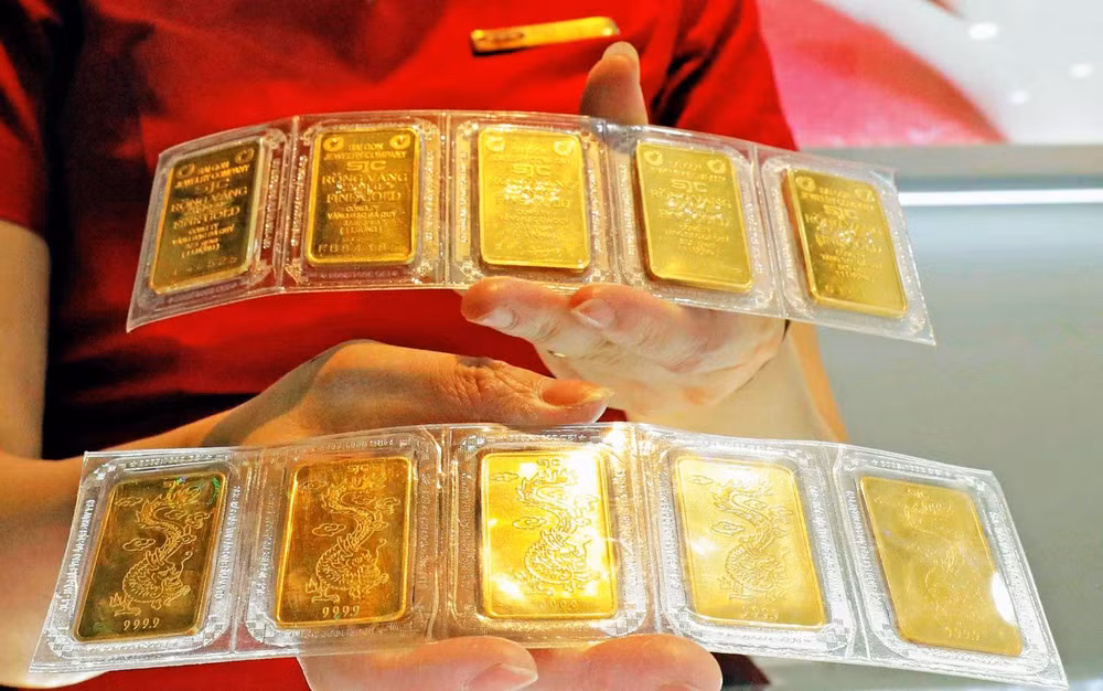 Sản phẩm vàng miếng bày bán tại Công ty vàng Bảo Tín Minh Châu, phố Hoàng Cầu, Hà Nội. (Ảnh: TTXVN)