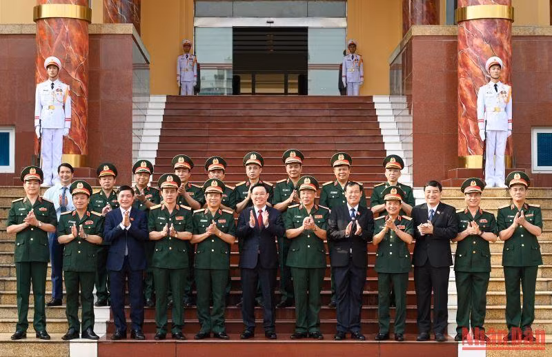 Chủ tịch Quốc hội Vương Đình Huệ và các đại biểu chụp ảnh lưu niệm với các đồng chí lãnh đạo Học viện Quốc phòng.