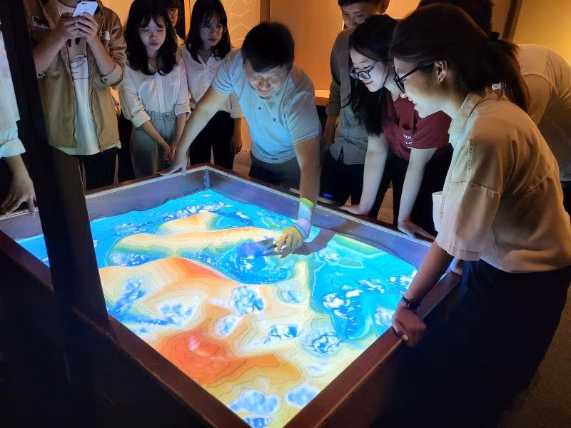 Học sinh trải nghiệm mô hình Sa bàn cát tại Trung tâm Khám phá khoa học và Đổi mới sáng tạo.